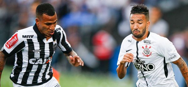 SAO PAULO, BRAZIL - NOVEMBER 26: Romulo Otero (L) of Atletico MG and Claysono of Corinthians in action during the match for the Brasileirao Series A 2017 at Arena Corinthians Stadium on November 26, 2017 in Sao Paulo, Brazil. (Photo by Alexandre Schneider/Getty Images) *** Local Caption *** Romulo Otero; Clayson