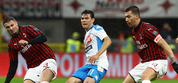 MILAN, ITALY - NOVEMBER 23:  Hirving Lozano (C) of SSC Napoli competes for the ball with Rade Krunic (L) and Alessio Romagnoli (R) of AC Milan during the Serie A match between AC Milan and SSC Napoli at Stadio Giuseppe Meazza on November 23, 2019 in Milan, Italy.  (Photo by Marco Luzzani/Getty Images)