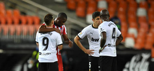 VALENCIA, SPAIN - NOVEMBER 28: Geoffrey Kondogbia of Atletico de Madrid speaks with Kevin Gameiro of Valencia CF, Gabriel Paulista, and Eliaquim Mangala of Valencia CF following the La Liga Santader match between Valencia CF and Atletico de Madrid at Estadio Mestalla on November 28, 2020 in Valencia, Spain. Football Stadiums around Europe remain empty due to the Coronavirus Pandemic as Government social distancing laws prohibit fans inside venues resulting in fixtures being played behind closed doors. (Photo by Alex Caparros/Getty Images)