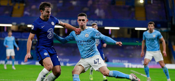 LONDON, ENGLAND - JANUARY 03: Phil Foden of Manchester City is challenged by Cesar Azpilicueta of Chelsea during the Premier League match between Chelsea and Manchester City at Stamford Bridge on January 03, 2021 in London, England. The match will be played without fans, behind closed doors as a Covid-19 precaution. (Photo by Ian Walton - Pool/Getty Images)