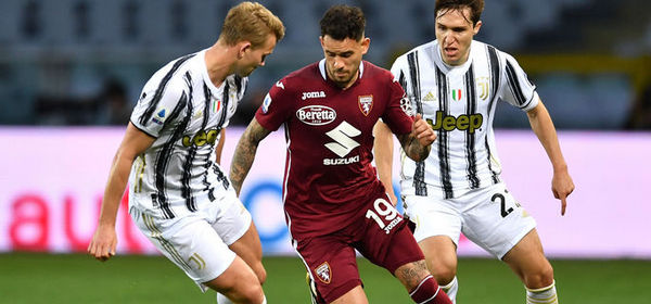 TURIN, ITALY - APRIL 03: Antonio Sanabria of Torino FC is challenged by Matthijs De Ligt and Federico Chiesa of Juventus  during the Serie A match between Torino FC and Juventus at Stadio Olimpico di Torino on April 03, 2021 in Turin, Italy. Sporting stadiums around Italy remain under strict restrictions due to the Coronavirus Pandemic as Government social distancing laws prohibit fans inside venues resulting in games being played behind closed doors. (Photo by Valerio Pennicino/Getty Images)