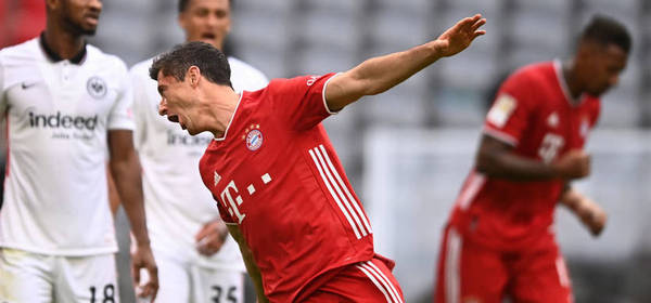 MUNICH, GERMANY - OCTOBER 24: Robert Lewandowski of Bayern Munich celebrates after scoring his sides second goal during the Bundesliga match between FC Bayern Muenchen and Eintracht Frankfurt at Allianz Arena on October 24, 2020 in Munich, Germany. (Photo by Lukas Barth-Tuttas - Pool/Getty Images)