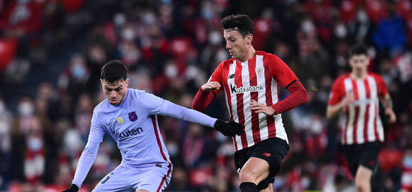 BILBAO, SPAIN - JANUARY 20: Pedri of FC Barcelona competes for the ball with Mikel Vesga of Athletic Club during the Copa Del Rey round of 16 match between Athletic Club and FC Barcelona at San Mames Stadium on January 20, 2022 in Bilbao, Spain. (Photo by Juan Manuel Serrano Arce/Getty Images)