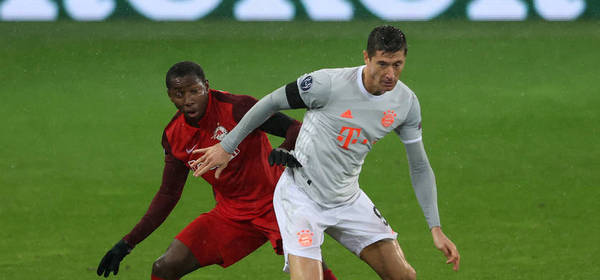 SALZBURG, AUSTRIA - NOVEMBER 03: Robert Lewandowski is tackled by Mohamed Camara of RB Salzburg during the UEFA Champions League Group A stage match between RB Salzburg and FC Bayern Muenchen at Red Bull Arena on November 03, 2020 in Salzburg, Austria. Football Stadiums around Europe remain empty due to the Coronavirus Pandemic as Government social distancing laws prohibit fans inside venues resulting in fixtures being played behind closed doors. (Photo by Alexander Hassenstein/Getty Images)