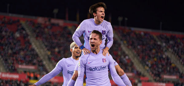 MALLORCA, SPAIN - JANUARY 02: Luuk de Jong of FC Barcelona celebrates after scoring their side's first goal with his teammate Riqui Puig during the LaLiga Santander match between RCD Mallorca and FC Barcelona at Estadio de Son Moix on January 02, 2022 in Mallorca, Spain. (Photo by Quality Sport Images/Getty Images)