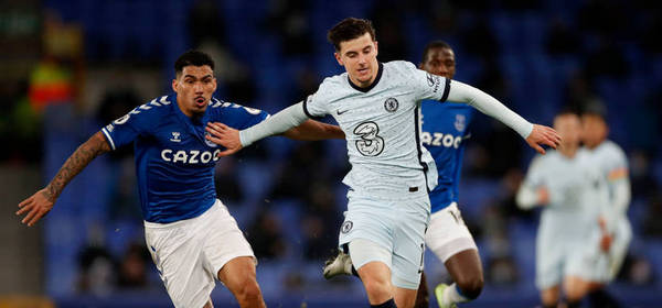 LIVERPOOL, ENGLAND - DECEMBER 12: Mason Mount of Chelsea battles for possession with Allan of Everton during the Premier League match between Everton and Chelsea at Goodison Park on December 12, 2020 in Liverpool, England. A limited number of spectators (2000) are welcomed back to stadiums to watch elite football across England. This was following easing of restrictions on spectators in tiers one and two areas only (Photo by Clive Brunskill/Getty Images)