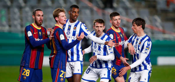 CORDOBA, SPAIN - JANUARY 13: (L-R) Oscar Mingueza, Frenkie de Jong of Barcelona, Alexander Isak, Nacho Monreal of Real Sociedad, Clement Lenglet of Barcelona and Robin Le Normand of Real Sociedad compete for a corner kick during the Supercopa de Espana Semi Final match between Real Sociedad and FC Barcelona at Estadio Nuevo Arcangel on January 13, 2021 in Cordoba, Spain. Sporting stadiums around Spain remain under strict restrictions due to the Coronavirus Pandemic as Government social distancing laws prohibit fans inside venues resulting in games being played behind closed doors. (Photo by Fran Santiago/Getty Images)