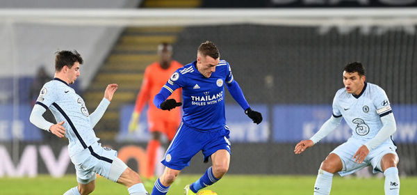 LEICESTER, ENGLAND - JANUARY 19: Jamie Vardy of Leicester City is challenged by Mason Mount and Thiago Silva of Chelsea  during the Premier League match between Leicester City and Chelsea at The King Power Stadium on January 19, 2021 in Leicester, England. Sporting stadiums around the UK remain under strict restrictions due to the Coronavirus Pandemic as Government social distancing laws prohibit fans inside venues resulting in games being played behind closed doors. (Photo by Michael Regan/Getty Images)