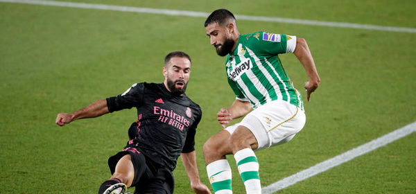 SEVILLE, SPAIN - SEPTEMBER 26: Nabil Fekir of Real Betis is challenged by Daniel Carvajal of Real Madrid during the La Liga Santander match between Real Betis and Real Madrid at Estadio Benito Villamarin on September 26, 2020 in Seville, Spain. Sporting stadiums in Spain remain under strict restrictions due to the Coronavirus Pandemic as Government social distancing laws prohibit fans inside venues resulting in games being played behind closed doors. (Photo by Fran Santiago/Getty Images)
