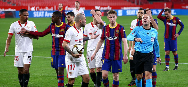 SEVILLE, SPAIN - FEBRUARY 10: Aleix Vidal of Sevilla interacts with Referee Antonio Mateu Lahoz during the Copa del Rey Semi Final First Leg match between Sevilla and FC Barcelona at Estadio Ramon Sanchez Pizjuan on February 10, 2021 in Seville, Spain. Sporting stadiums around Spain remain under strict restrictions due to the Coronavirus Pandemic as Government social distancing laws prohibit fans inside venues resulting in games being played behind closed doors. (Photo by Fran Santiago/Getty Images)