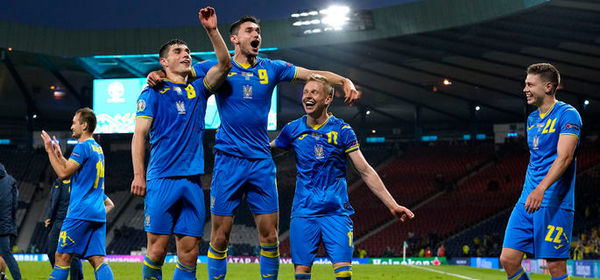 GLASGOW, SCOTLAND - JUNE 29: Ruslan Malinovskyi, Roman Yaremchuk and Oleksandr Zinchenko of Ukraine celebrate their side's victory after the UEFA Euro 2020 Championship Round of 16 match between Sweden and Ukraine at Hampden Park on June 29, 2021 in Glasgow, Scotland. (Photo by Petr Josek - Pool/Getty Images)