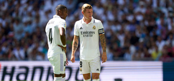 MADRID, SPAIN - SEPTEMBER 11: Toni Kroos and David Alaba of Real Madrid prepare a free kick during the LaLiga Santander match between Real Madrid CF and RCD Mallorca at Estadio Santiago Bernabeu on September 11, 2022 in Madrid, Spain. (Photo by Angel Martinez/Getty Images)