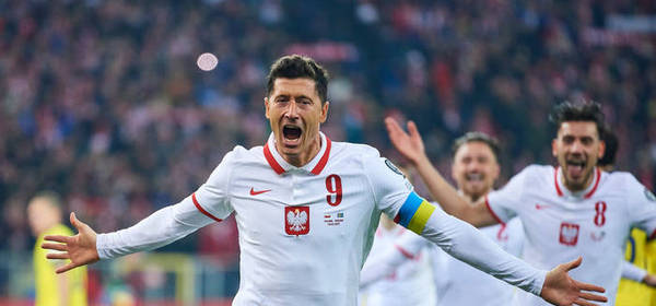 CHORZOW, POLAND - MARCH 29: Robert Lewandowski from Poland celebrates with team mates after scoring  during the 2022 FIFA World Cup Qualifier knockout round play-off match between Poland and Sweden at  Silesian Stadium on March 29, 2022 in Chorzow. (Photo by Adam Nurkiewicz/Getty Images)