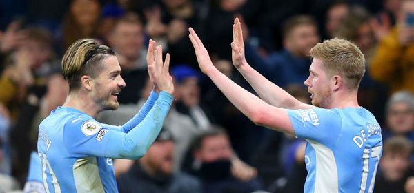 MANCHESTER, ENGLAND - DECEMBER 14: Kevin De Bruyne of Manchester City celebrates after scoring their side's third goal with Jack Grealish during the Premier League match between Manchester City and Leeds United at Etihad Stadium on December 14, 2021 in Manchester, England. (Photo by Alex Livesey/Getty Images)