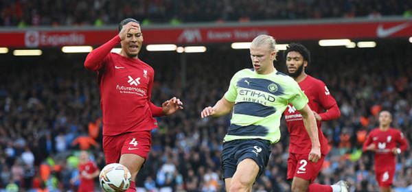 LIVERPOOL, ENGLAND - OCTOBER 16: Virgil van Dijk of Liverpool and Erling Haaland of Manchester City battle for possession during the Premier League match between Liverpool FC and Manchester City at Anfield on October 16, 2022 in Liverpool, England. (Photo by Laurence Griffiths/Getty Images)