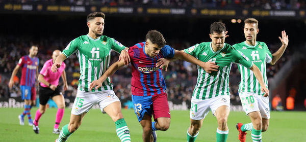 BARCELONA, SPAIN - DECEMBER 04: (BILD OUT) Abde Ezzalzouli of FC Barcelona, Alex Moreno of Real Betis, Sergio Canales of Real Betis and Guido Rodriguez of Real Betis battle for the ball during the La Liga Santander match between FC Barcelona and Real Betis at Camp Nou on December 4, 2021 in Barcelona, Spain. (Photo by Xavi Urgeles/DeFodi Images via Getty Images)