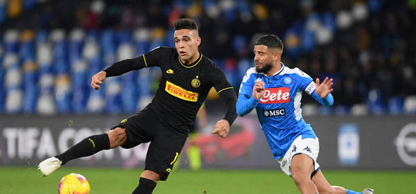 NAPLES, ITALY - JANUARY 06: Lautaro Martinez of FC Internazionale vies with Lorenzo Insigne of SSC Napoli during the Serie A match between SSC Napoli and FC Internazionale at Stadio San Paolo on January 06, 2020 in Naples, Italy. (Photo by Francesco Pecoraro/Getty Images)