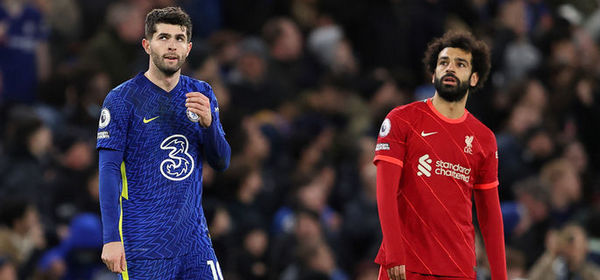 LONDON, ENGLAND - JANUARY 02: Christian Pulisic of Chelsea stands next to a dejected Mohamed Salah of Liverpool after scoring a goal to make it 2-2 during the Premier League match between Chelsea  and  Liverpool at Stamford Bridge on January 2, 2022 in London, England. (Photo by James Williamson - AMA/Getty Images)