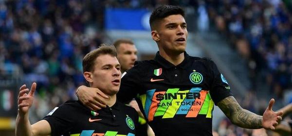 Inter Milan's Italian midfielder Nicolo Barella (L) celebrates with Inter Milan's Argentine forward Joaquin Correa after scoring his first team goal  during the Italian Serie A football match between Inter Milan and Hellas Verona on April 9, 2022 at the San Siro stadium in Milan. (Photo by MIGUEL MEDINA / AFP)