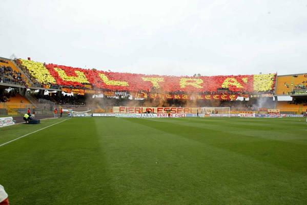 16 MAG 2004: Supporters of Lecce  in action during the italian Serie A 34th round match played between LECCE and REGGINA, at VIA DEL MARE stadium in LECCE.  Foto Today /GRAZIA NERI Digital Camera