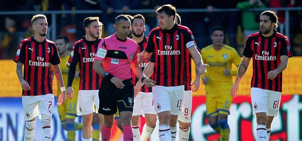 FROSINONE, ITALY - DECEMBER 26:  AC Milan players protest as the referee Marco Guida disallows a goal during the Serie A match between Frosinone Calcio  and AC Milan at Stadio Benito Stirpe on December 26, 2018 in Frosinone, Italy.  (Photo by Paolo Bruno/Getty Images)