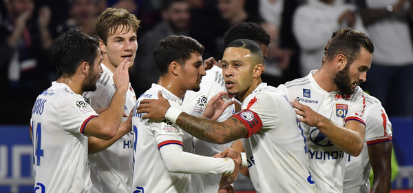 Lyon's Dutch forward Memphis Depay (2ndR) is congratulated teammates after scoring during the French L1 football match between Olympique Lyonnais and FC Metz at the Groupama stadium in Decines-Charpieu near Lyon, central eastern France on October 26, 2019. (Photo by PHILIPPE DESMAZES / AFP)