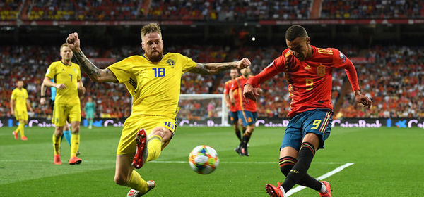 MADRID, SPAIN - JUNE 10: Rodrigo of Spain competes for the ball with Pontus Jansson of Sweden during the UEFA Euro 2020 qualifier match between Spain and Sweden at Bernabeu on June 10, 2019 in Madrid, Spain. (Photo by David Ramos/Getty Images)