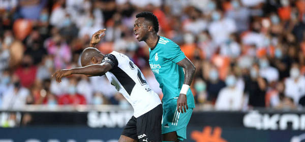 VALENCIA, SPAIN - SEPTEMBER 19: Vinicius Junior of Real Madrid argues with Dimitri Foulquier of Valencia during the La Liga Santander match between Valencia CF and Real Madrid CF at Estadio Mestalla on September 19, 2021 in Valencia, Spain. (Photo by Aitor Alcalde/Getty Images)