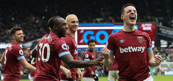 LONDON, ENGLAND - JANUARY 12:  Declan Rice of West Ham United celebrates with team mates Michail Antonio of West Ham United and Marko Arnautovic of West Ham United after scoring their team's first goal during the Premier League match between West Ham United and Arsenal FC at London Stadium on January 12, 2019 in London, United Kingdom.  (Photo by Marc Atkins/Getty Images)