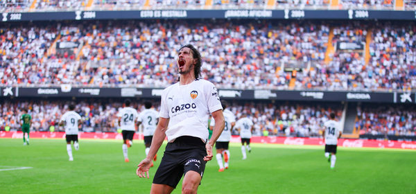 VALENCIA, SPAIN - OCTOBER 15: Edinson Cavani of Valencia CF celebrates after scoring their side's first goal during the LaLiga Santander match between Valencia CF and Elche CF at Estadio Mestalla on October 15, 2022 in Valencia, Spain. (Photo by Eric Alonso/Getty Images)